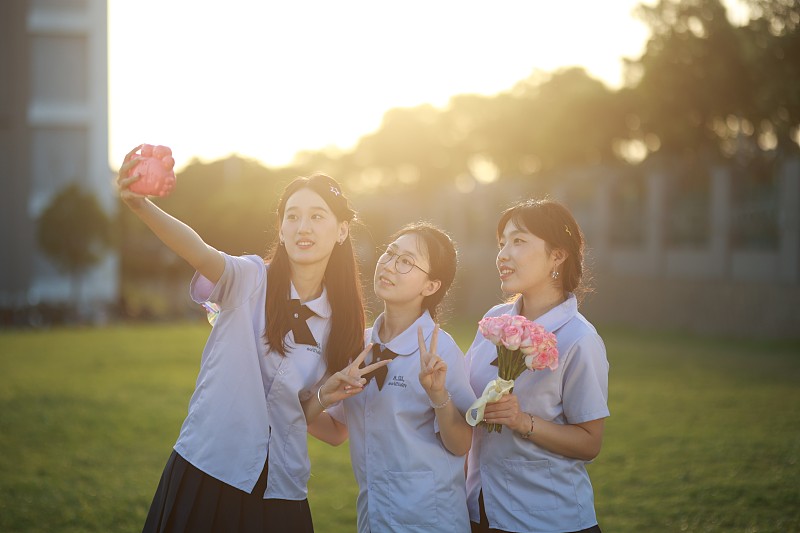 毕业季女生自拍