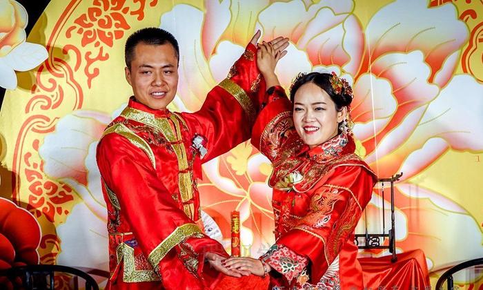 中式婚礼新人牵手
