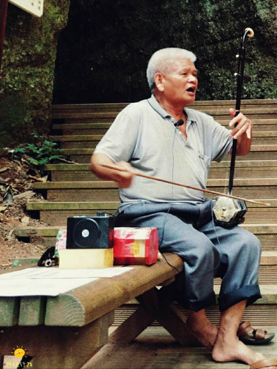 拉二胡的老人