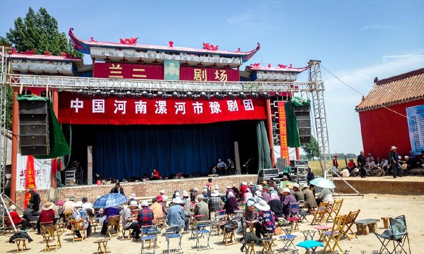 乡村戏台前的观众